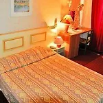 Charlie's Hotell 3*